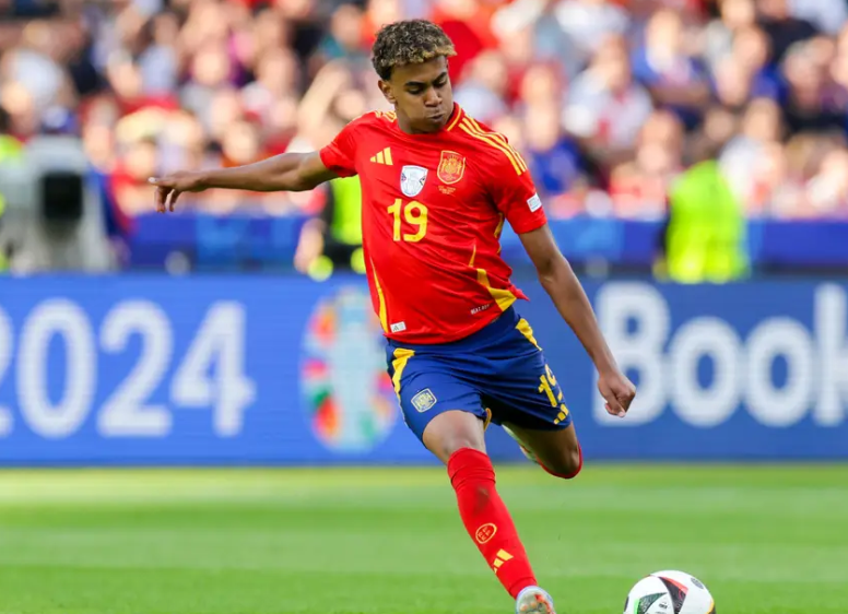 18岁亚马尔：巴萨新星闪耀赛场，进化之路潜力无限